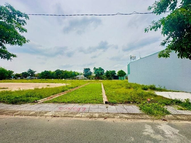 Bán đất giá rẻ full thổ cư 93,5m2 trên đường Nguyễn Hoàng,Đồng nai