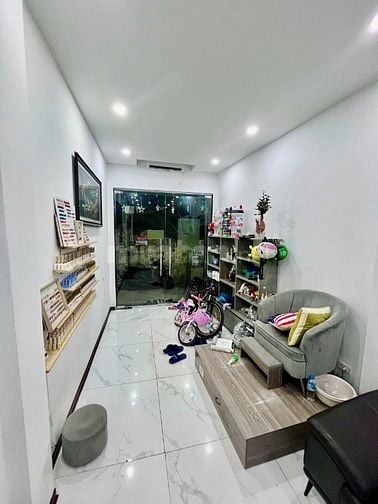 Bán nhà DT 40m2, 4 tầng phố Hoàng Hoa Thám, gần trường chợ, kinh doanh