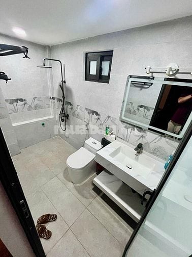 Bán nhà DT 40m2, 4 tầng phố Hoàng Hoa Thám, gần trường chợ, kinh doanh