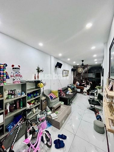 Bán nhà DT 40m2, 4 tầng phố Hoàng Hoa Thám, gần trường chợ, kinh doanh