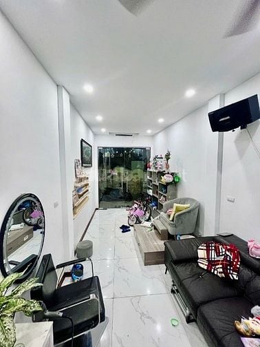 Bán nhà DT 40m2, 4 tầng phố Hoàng Hoa Thám, gần trường chợ, kinh doanh