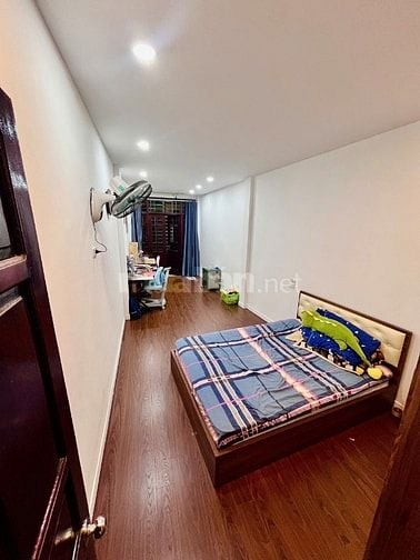 Bán nhà DT 40m2, 4 tầng phố Hoàng Hoa Thám, gần trường chợ, kinh doanh