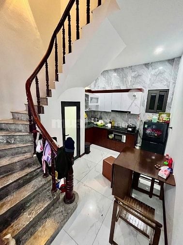 Bán nhà DT 40m2, 4 tầng phố Hoàng Hoa Thám, gần trường chợ, kinh doanh