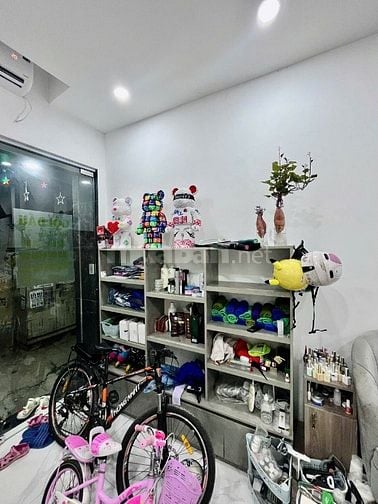 Bán nhà DT 40m2, 4 tầng phố Hoàng Hoa Thám, gần trường chợ, kinh doanh