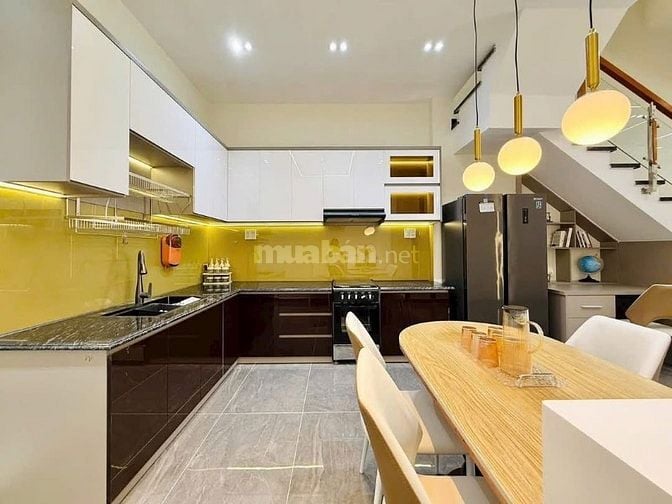 Đi nước ngoài định cư bán gấp nhà ở đường Phan Văn Trị, phường 1, Gò V