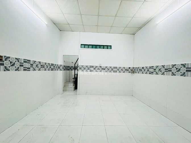Bán nhà ngay sau chợ Tân Bình, đường Bùi Thế Mỹ, 4x6m, 1 lầu, 2tỷ8