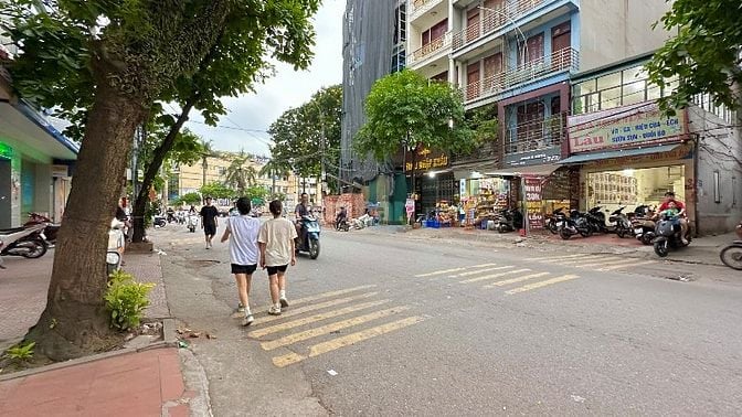 Nhà số 10 Mặt phố Chính Đền Lừ 2 - Ngã ba Nhà Thi đấu. MB57m2, Lô góc
