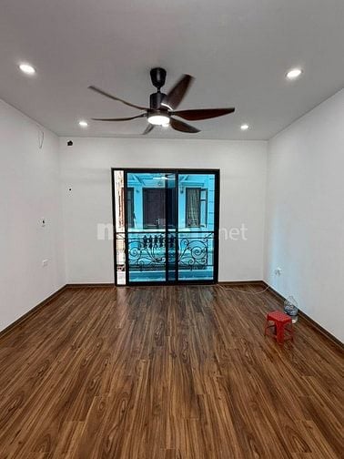 Cần bán siêu phẩm Nguyễn Khang 32m2, 5T, ô tô đỗ cửa, gần phố, giá chố
