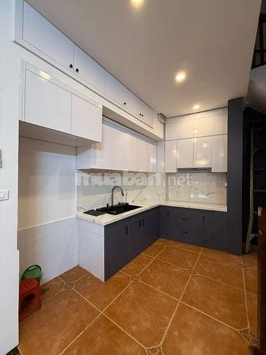Cần bán siêu phẩm Nguyễn Khang 32m2, 5T, ô tô đỗ cửa, gần phố, giá chố