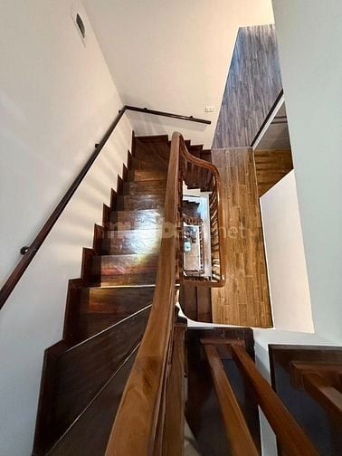 Cần bán siêu phẩm Nguyễn Khang 32m2, 5T, ô tô đỗ cửa, gần phố, giá chố