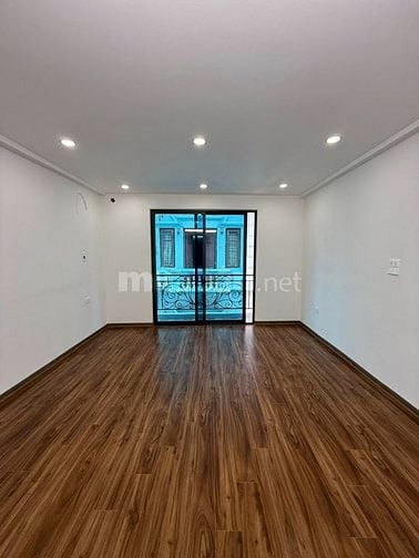 Cần bán siêu phẩm Nguyễn Khang 32m2, 5T, ô tô đỗ cửa, gần phố, giá chố