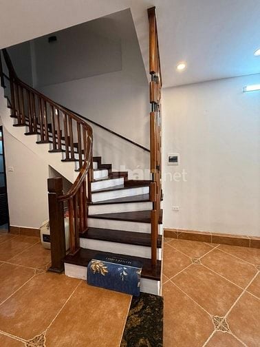 Cần bán siêu phẩm Nguyễn Khang 32m2, 5T, ô tô đỗ cửa, gần phố, giá chố