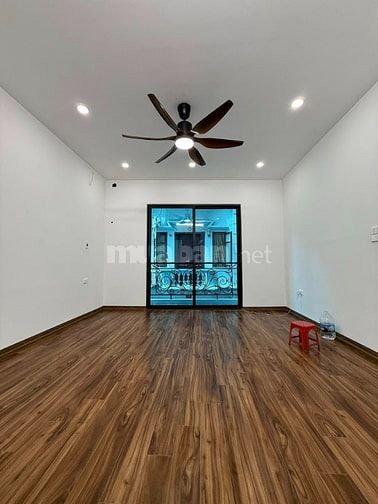 Cần bán siêu phẩm Nguyễn Khang 32m2, 5T, ô tô đỗ cửa, gần phố, giá chố