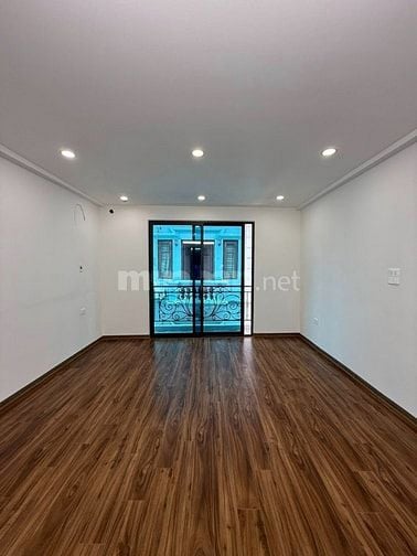 Cần bán siêu phẩm Nguyễn Khang 32m2, 5T, ô tô đỗ cửa, gần phố, giá chố
