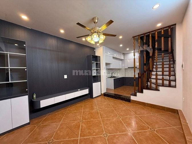 Cần bán siêu phẩm Nguyễn Khang 32m2, 5T, ô tô đỗ cửa, gần phố, giá chố