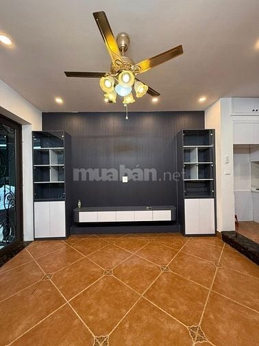 Cần bán siêu phẩm Nguyễn Khang 32m2, 5T, ô tô đỗ cửa, gần phố, giá chố