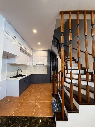Cần bán siêu phẩm Nguyễn Khang 32m2, 5T, ô tô đỗ cửa, gần phố, giá chố