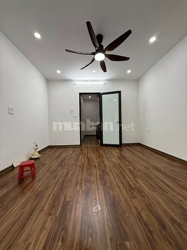 Cần bán siêu phẩm Nguyễn Khang 32m2, 5T, ô tô đỗ cửa, gần phố, giá chố