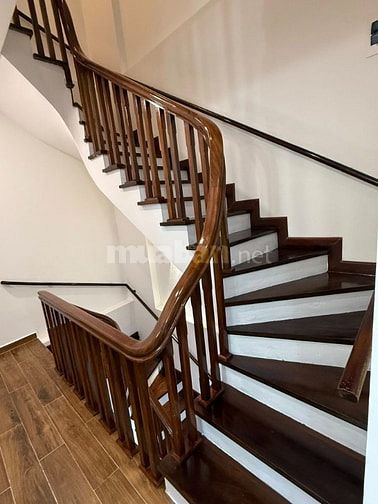 Cần bán siêu phẩm Nguyễn Khang 32m2, 5T, ô tô đỗ cửa, gần phố, giá chố