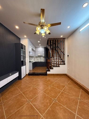 Cần bán siêu phẩm Nguyễn Khang 32m2, 5T, ô tô đỗ cửa, gần phố, giá chố