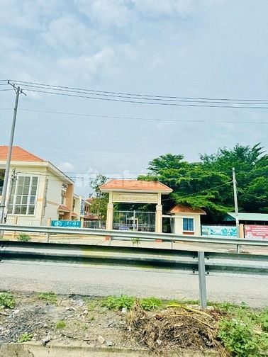 Bán nhà mặt tiền gần chợ Bình Chánh, 5x16m, 1 Trệt 2 Lầu, Sàn 252m2