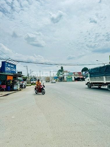 Bán nhà mặt tiền gần chợ Bình Chánh, 5x16m, 1 Trệt 2 Lầu, Sàn 252m2