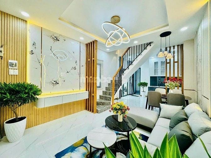 Chú Lâm lớn tuổi về quê bán nhanh nhà Nhiêu Tứ, Phú Nhuận.Gần Coopmart