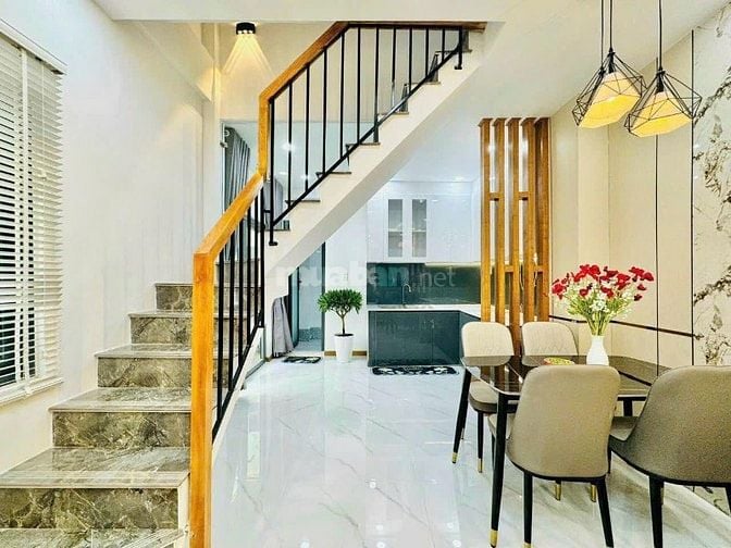Chú Lâm lớn tuổi về quê bán nhanh nhà Nhiêu Tứ, Phú Nhuận.Gần Coopmart