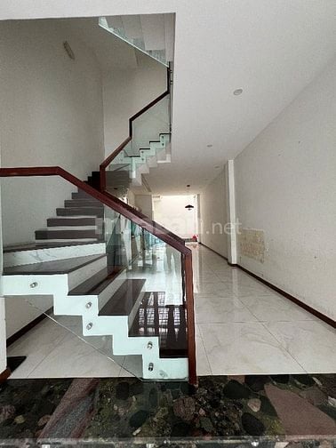 Bán nhà đường số gần chợ Tân Qui Quận 7