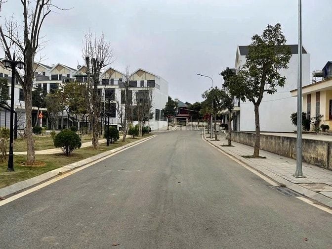  SIÊU PHẨM NHÀ PHỐ 2.5 TẦNG – TRUNG TÂM MỘC CHÂU – MẶT TIỀN RỘNG 