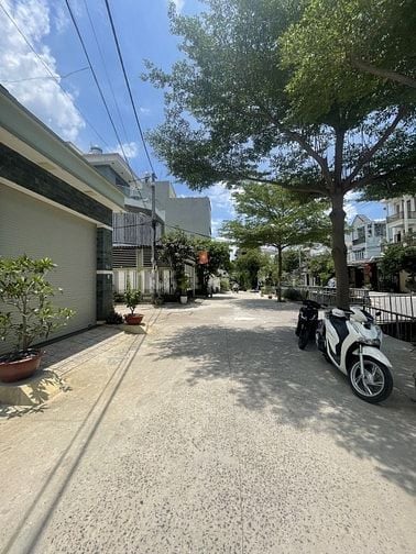 🏠BÁN ĐẤT MẶT TIỀN ĐƯỜNG 20M CÓ VỈA HÈ  — 5.1x20m NỞ HẬU