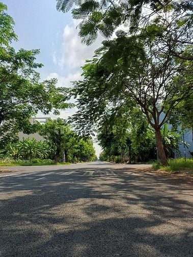 BÁN NHANH CẶP GỐC MT ĐƯỜNG LONG HẬU 40M,CÔNG CHỨNG SANG TÊN NGAY.