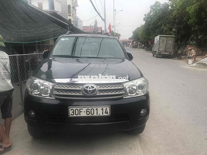 Toyota Fortuner 2010 2.7V 4x4 AT - 900000 km