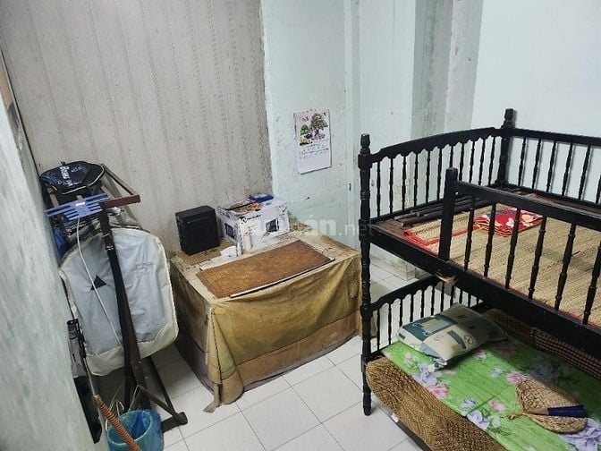 2 phòng trọ trên lầu cho thuê, chủ nhà quản lý tầng dưới.