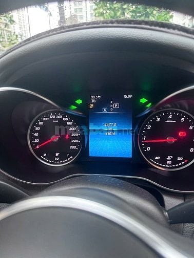 Ra đi Mercedes Benz màu đỏ, sẵn sàng sang tên