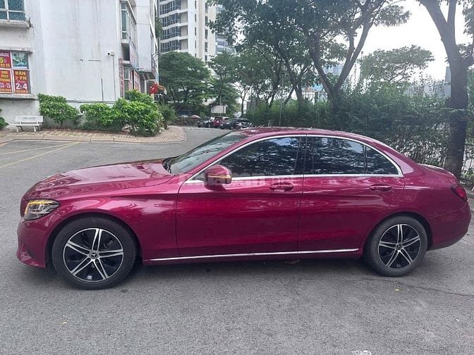 Ra đi Mercedes Benz màu đỏ, sẵn sàng sang tên