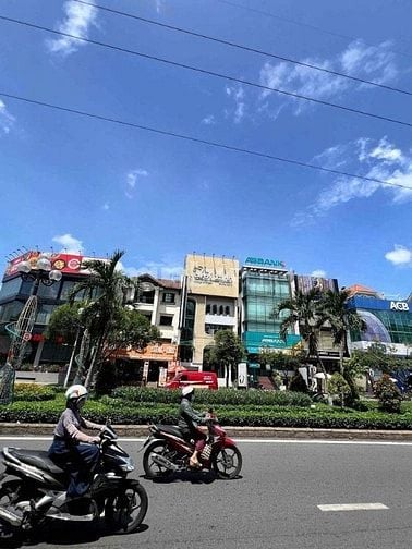 Cho thuê nhà Mặt Tiền Phan Xích Long, P2, Phú Nhuận: 8m ×16m(Hầm 3L)