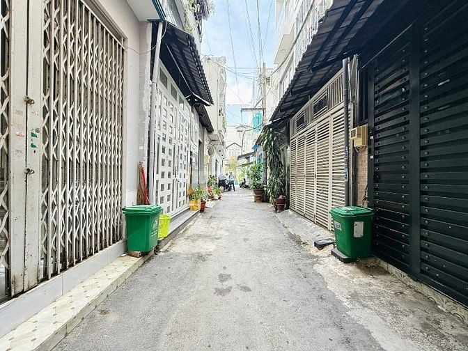 Nhà 3 lầu DT:5,5x10m tuyệt đẹp Cao Cấp hẻm xe hơi Thống Nhất, P16, GV
