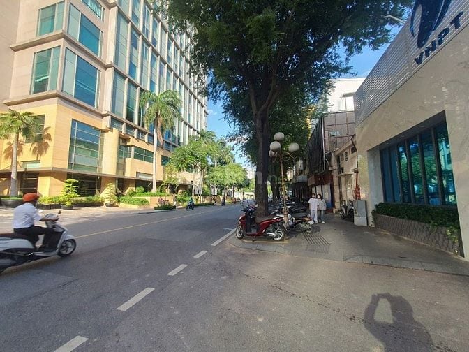 Cho thuê mặt bằng  3 mặt tiền lớn – Quận 1