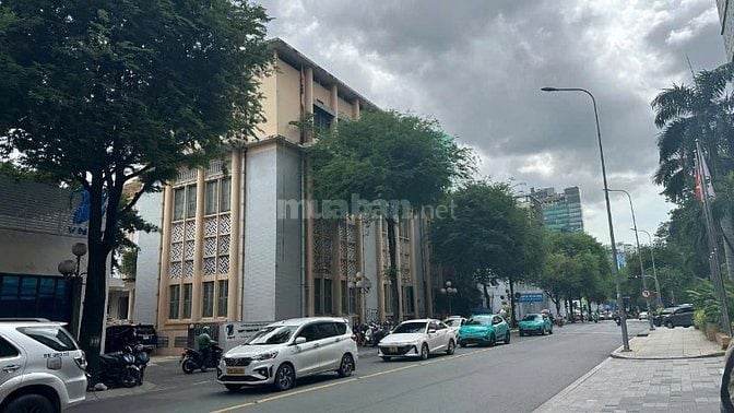 Cho thuê mặt bằng  3 mặt tiền lớn – Quận 1