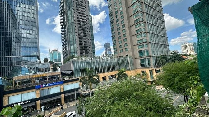 Cho thuê mặt bằng  3 mặt tiền lớn – Quận 1