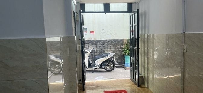 Nhà Bán : đường Lạc Long Quân, Quận Tân Bình - dt:20m2, trệt, 2 lầu