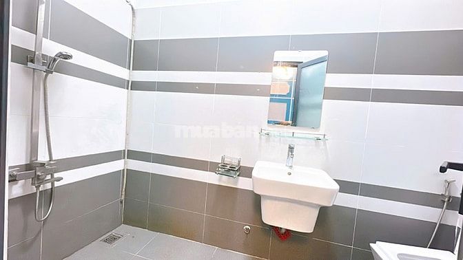 Cho thuê nhà mặt tiền khánh hội.P6.Q4,dt:6x18m,giá:90tr/tháng