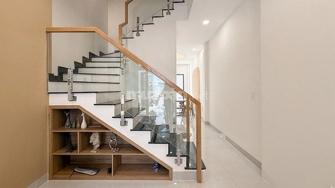 BÁN NHÀ ĐƯỜNG NGUYỄN TRỌNG TUYỂN, Q. PHÚ NHUẬN 