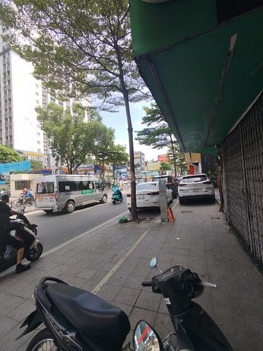 Cho thuê nhà 3 tầng mặt phố. Vỉa hè rộng