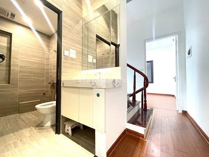  PHÂN LÔ CÁN BỘ – GARA Ô TÔ – THOÁNG TRƯỚC SAU – VÀI BƯỚC RA PHỐ THÁI 