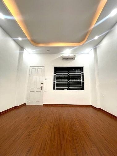  PHÂN LÔ CÁN BỘ – GARA Ô TÔ – THOÁNG TRƯỚC SAU – VÀI BƯỚC RA PHỐ THÁI 