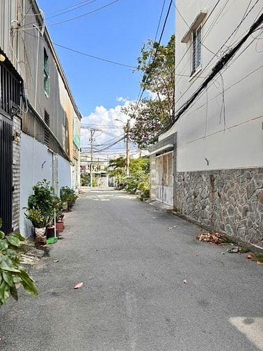 BÁN NHÀ HXH-  SHR, SÁT VÁCH CHUNG CƯ ĐẠT GIA,  P.TAM PHÚ, 6,9 TỶ.