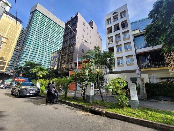 MT Ngay 11 Lê Thánh Tôn P.Bến Nghé Q1, DT 5,6×28m, 8Tầng giá 115 tỷ