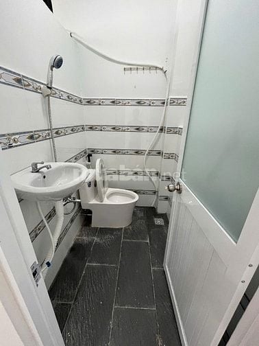 Cần Cho Thuê Mặt Bằng Vừa ở Vừa Kinh Doanh Đối Diện Trường Mầm Non